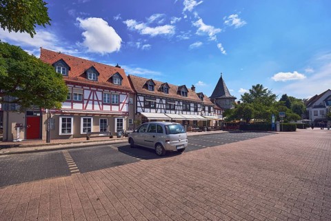 Platz am Untertor, Fachwerkhäuser, historische Gebäude, Häuserzeile, Spitzdächer mit roten