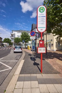 Bushaltestelle Am Untertor, allgemeine Architektur, Fahrbahnmarkierung Zickzacklinie, Bäume, blauer