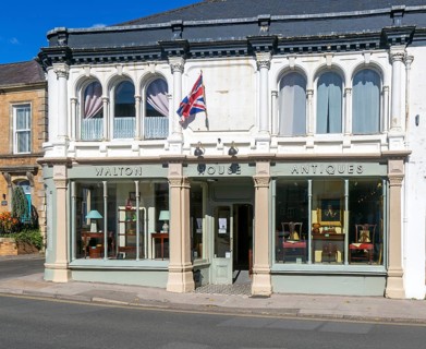 Walton House Antiques shop, market Place, Mere, Wiltshire, England, UK