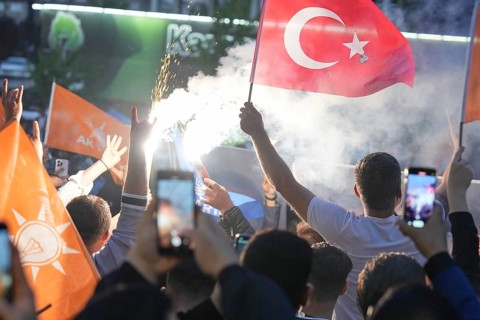 Gaziantep, Türkiye – May 28, 2023. Supporters of President Recep Tayyip Erdogan celebrate in the