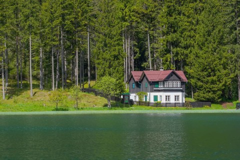 View over Lake Toblach to a house standing directly on the shore, Toblach, Höhlensteintal, South