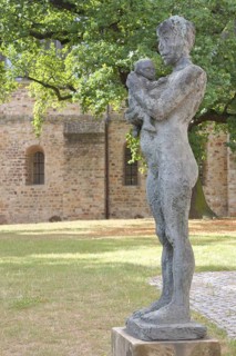 Sculpture Mother and Child by Sabine Grzimek 1981, bronze sculpture, life-size, modern art,