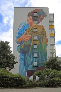 Mural Rückhalt von Case 2014, graffiti, street art, standing couple, embrace, together, symbol,
