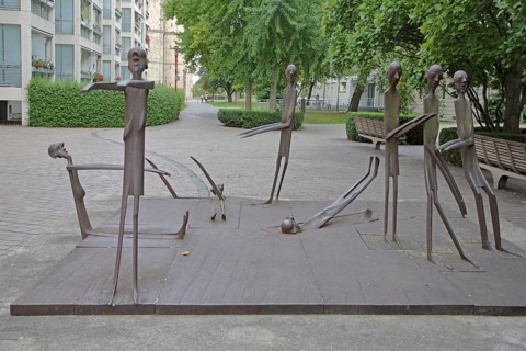 Sculpture vertschaupet II by Schang Hutter 1980, sculptures, stick figures, many, figures with