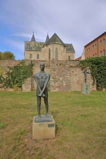 Sculpture Freedom Fighter by Fritz Cremer 1947, sculpture park, standing male figure with arms