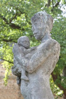 Sculpture Mother and Child by Sabine Grzimek 1981, bronze sculpture, life-size, modern art,