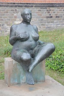 Sculpture Sitting woman - Expectation by Peter Kern 1984, bronze sculpture, squatting plump nude