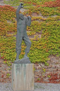 Sculpture Ascending man by Fritz Cremer 1967, rising man figure, arms, up, gesture, upwards, climb,