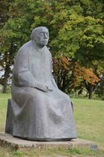 Sculpture Käthe Kollwitz by Gustav Seitz 2010, monument to the paintress, sculptor, seated female