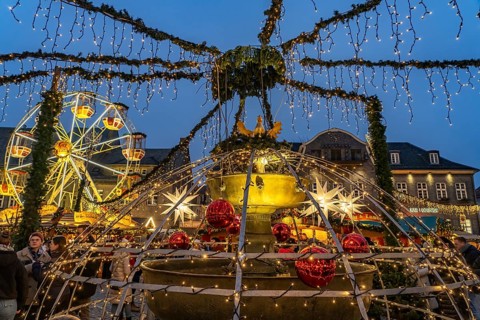 Christmas market at the market fountain in Goslar at dusk, Lower Saxony, Germany