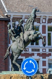 Bronze statue of the Ros Beiaard by sculptor Jan Desmarets, folkloristic horse in the city