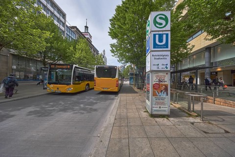 Underground and S-Bahn stop Rotebühlplatz Stadtmitte, bus stop Wilhelmsbau, public bus line 43