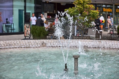 Cobblestone fountain, fountain, water, frozen movement, general architecture, pedestrian zone, shop