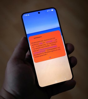 On 11 September 2025 at 11:00 a.m., a test warning appears on a smartphone, issued by the Federal