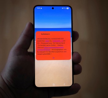 On 11 September 2025 at 11:00 a.m., a test warning appears on a smartphone, issued by the Federal
