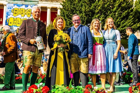 Guests of honour on the Bavarian Radio stage at the grand finale of the Wiesnwirte Platzkonzert,
