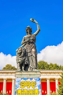 The Wiesnwirte square concert takes place under the statue of Bavaria, Festwiese, Theresienwiese,