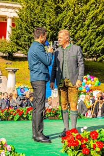 Bavarian Radio presenter Dominik Göbl in conversation with the head of the Paulaner Brewery Andreas