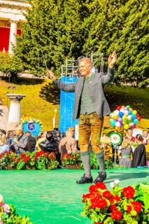 The head of the Paulaner Brewery, Andreas Steinfatt conducts the musicians of the Wiesnwirte