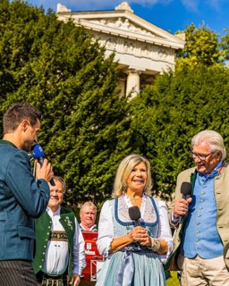 Bavarian Radio presenter Dominik Göbl in conversation with the folk music duo Marianne and Michael,
