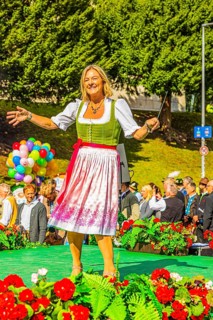 Wiesn city councillor Anja Berger conducts the musicians of the Wiesnwirte Platzkonzert, Festwiese,