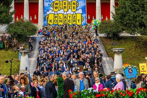 The musicians of the festival tents gather for the Wiesnwirte Platzkonzert, Festwiese,