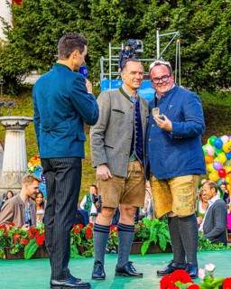 Bavarian Radio presenter Dominik Göbl in conversation with host spokesman Peter Inselkammer and