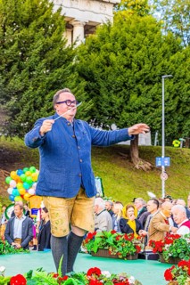 The Wiesn boss Clemens Baumgärtner conducts the musicians of the Wiesnwirte Platzkonzert,