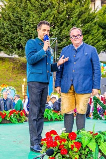 Bavarian Radio presenter Dominik Glöbl talks to Oktoberfest boss Clemens Baumgärtner, Wiesnwirte
