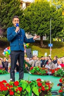 Bavarian Radio presenter Dominik Glöbl leads through the programme of the Wiesnwirte Platzkonzert,
