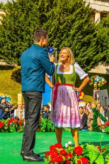 Bavarian Radio presenter Dominik Göbl in conversation with Wiesn city councillor Anja Berger,