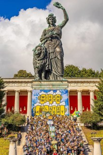 The musicians of the festival tents gather under the statue of Bavaria, Wiesnwirte Platzkonzert,