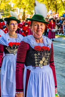 Women in traditional traditional costume accompany the entry of the Oktoberfest hosts, Oktoberfest,