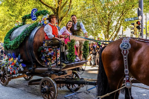 Barrel wagon with the landlady of the Löwenbräu marquee Stephanie Spendler, Oktoberfest, Munich,