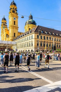 A brass band marches in the direction of the Theatiner church, Trachten- und Schützenzug,