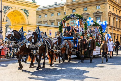 Bavarian Court float, procession of traditional costumes and marksmen, Oktoberfest, Munich, Upper