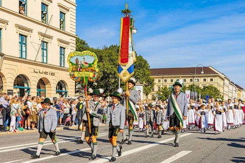 Gebirgstrachten- Erhaltungsverein Stoabergler from Gelting, Trachten- und Schützenzug, Oktoberfest,