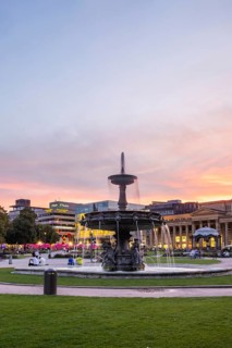 Evening atmosphere at Schlossplatz Stuttgart. View of Königstraße, art museum and Königsbau.