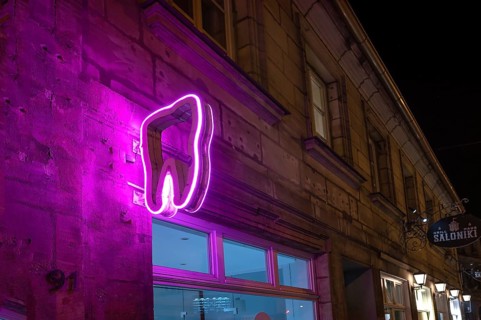 Illuminated advertising in the form of a tooth of a dental practice, Erlanbgen, Middle Franconia,