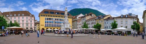 Waltherplatz square with Walter von der Vogelweide monument, Bolzano, South Tyrol, Italy