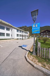 Primary and secondary school Bischofswiesen, sign Stop parent taxi, building, lantern, problem