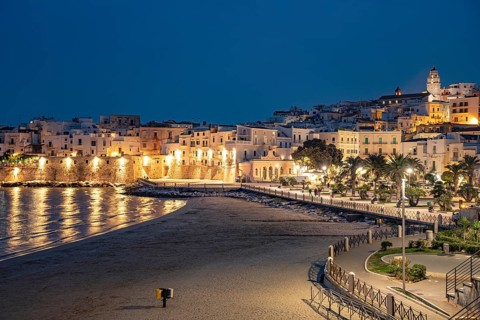 Old town and town beach Spiaggia di San Lorenzo at dusk, Vieste, Gargano, Apulia, Italy