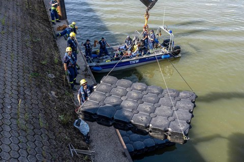 Construction of a floating platform with the jet-float system, this can be used as a work platform,