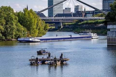 Exercise run of a multi-purpose pontoon on the Rhine, Medienhafen, of the Water Hazards Section, in