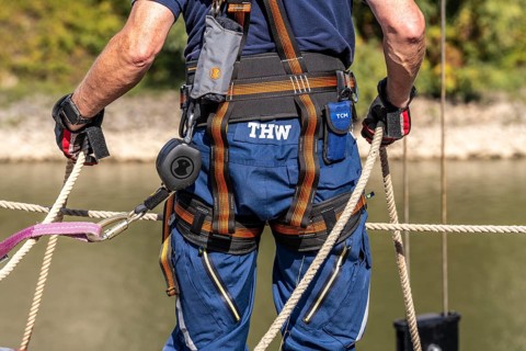 THW emergency services, securing a boat being lowered into the water via a crane, boat crew of the