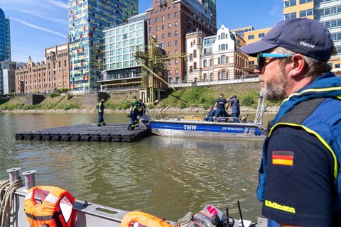 Transport of a floating platform with the jet-float system, this can be used as a work platform,