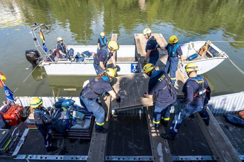 Construction of a multi-purpose pontoon, the specialist group for water hazards, in Düsseldorf, the