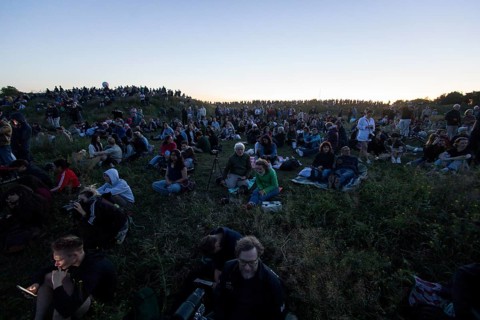 Visitors wait for the lunar eclipse on the Drachenberg in Berlin 07/09/2025