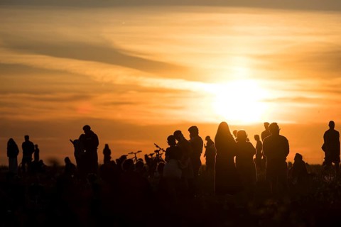 Visitors in front of the sunset on the Drachenberg in Berlin 07.09.2025