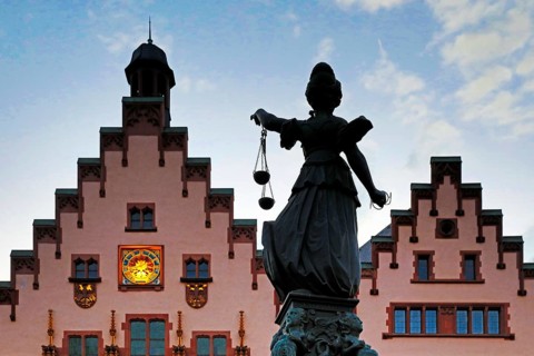 Justitia with scales, Fountain of Justice at the town hall in the evening, Römerberg, Old Town,
